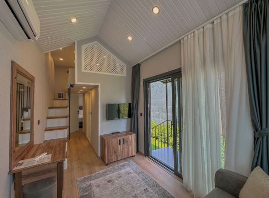 Tiny House, Pool View
