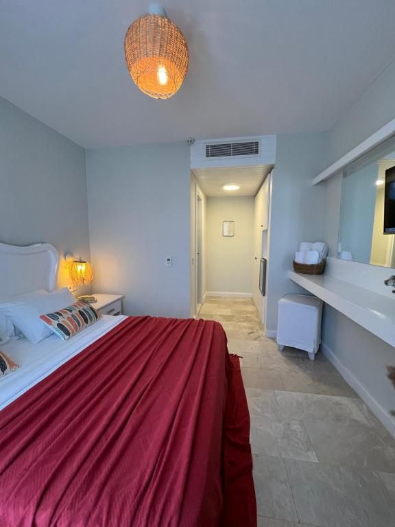 Deluxe Swim Up Room