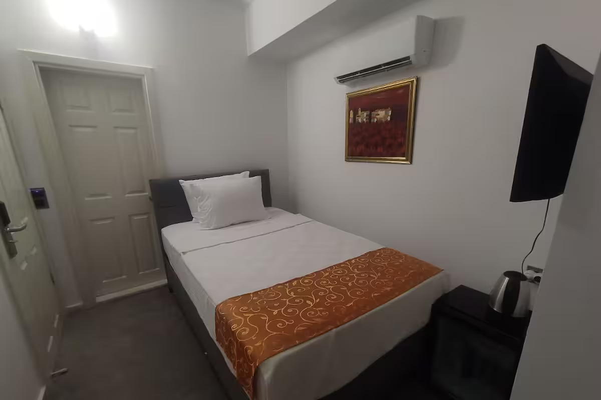 Single Room (1 Person)